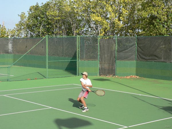 66- Romain joue au tennis 